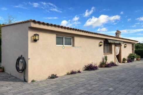 Edificio de estilo mediterráneo y jardín