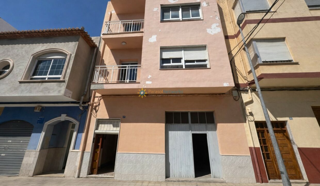 Edificio de tres pisos en la calle