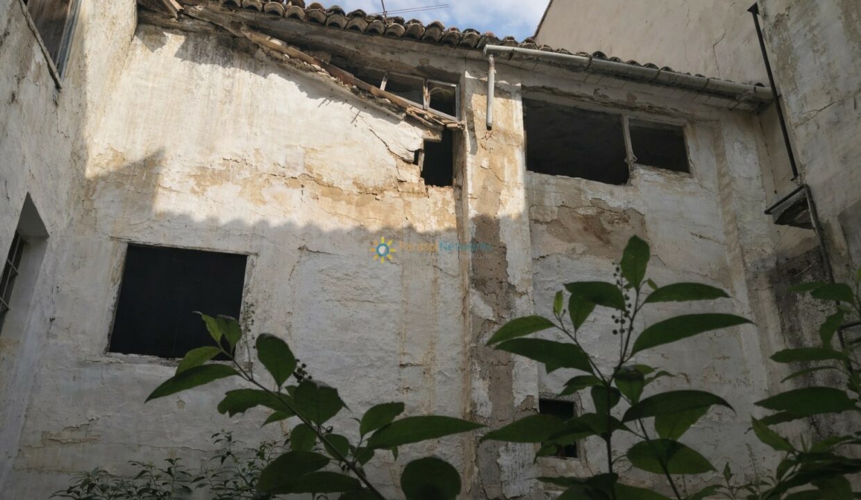 Edificio deteriorado bajo el cielo nublado