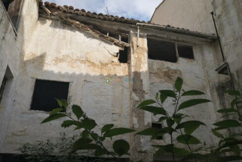 Edificio deteriorado bajo el cielo nublado