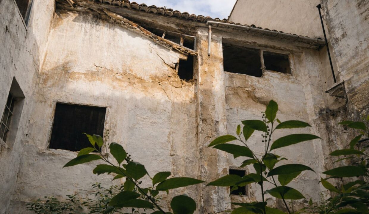 Edificio en ruinas con techo colapsado