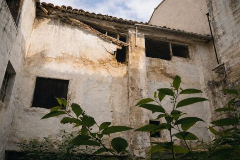Edificio en ruinas con techo colapsado