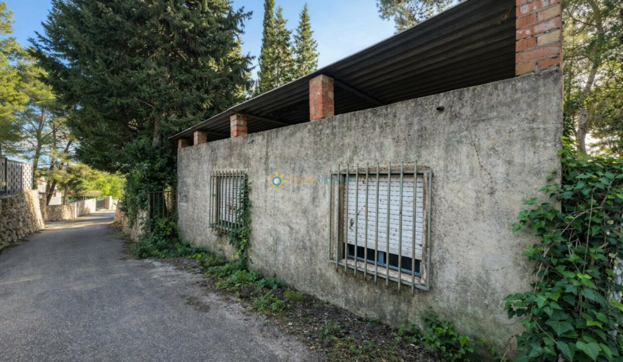 Edificio envejecido en un camino rural