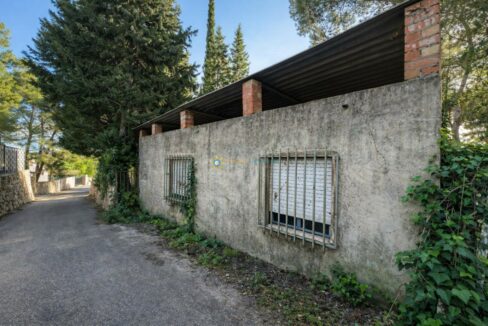 Edificio envejecido en un camino rural