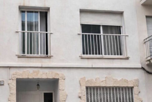 Edificio residencial en calle estrecha