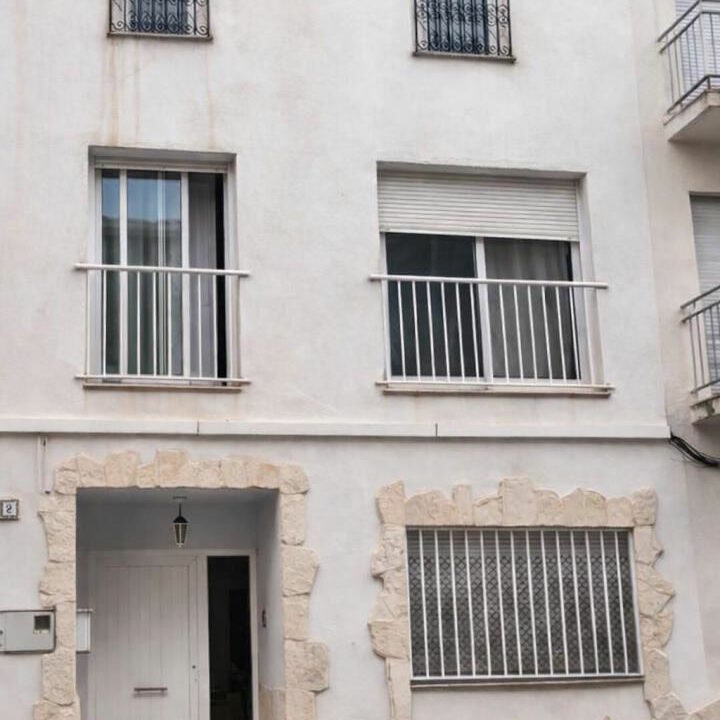 Edificio residencial en calle estrecha