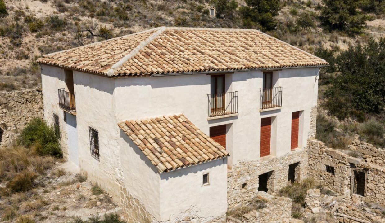 Edificio restaurado en paisaje árido