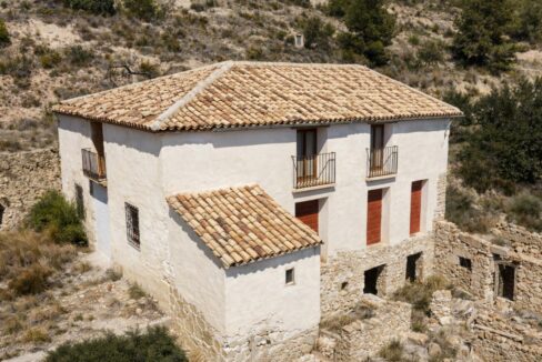 Edificio restaurado en paisaje árido