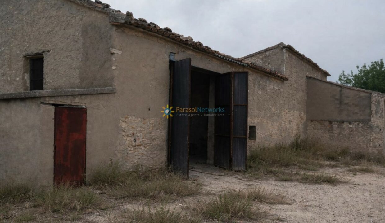 Edificio rural abandonado en ruinas (1)