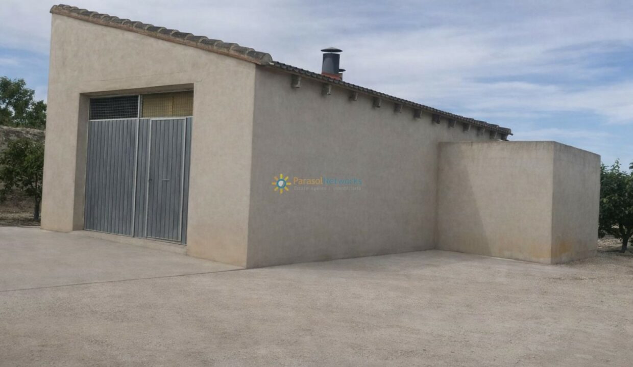 Edificio rural con techo de tejas