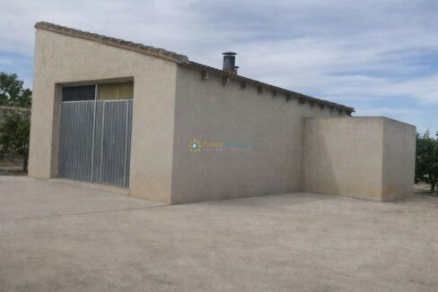 Edificio rural con techo de tejas