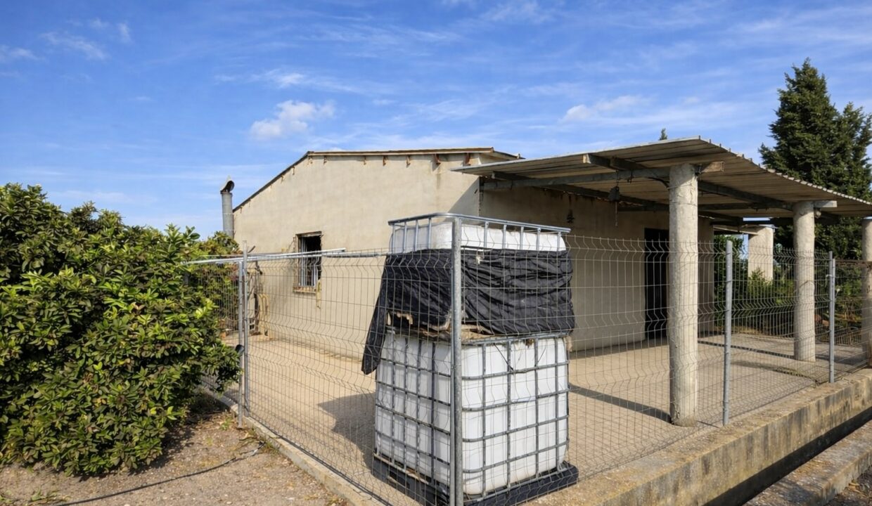 Edificio sencillo con área cercada