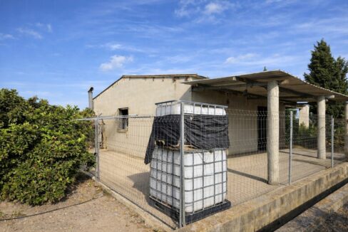 Edificio sencillo con área cercada
