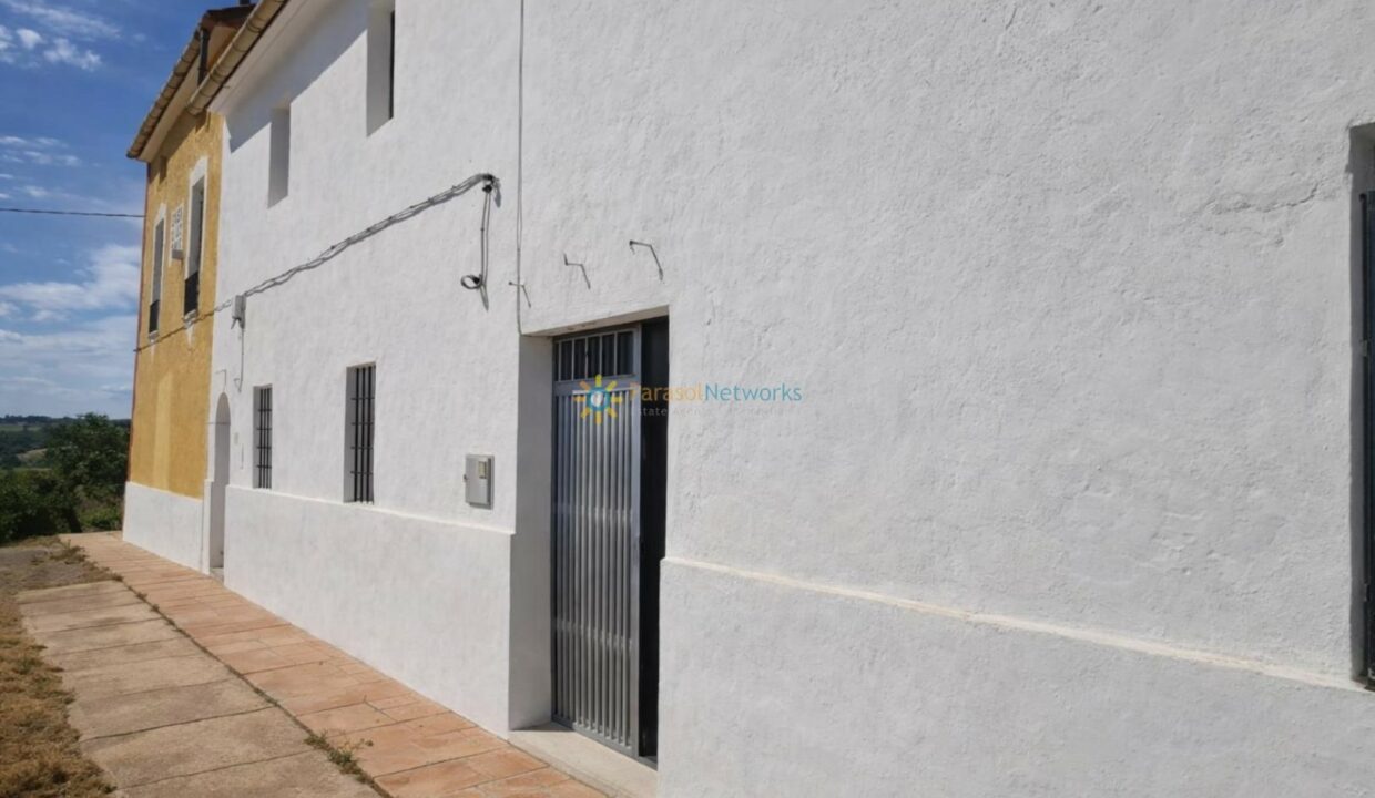 Edificio tradicional con fachada blanca