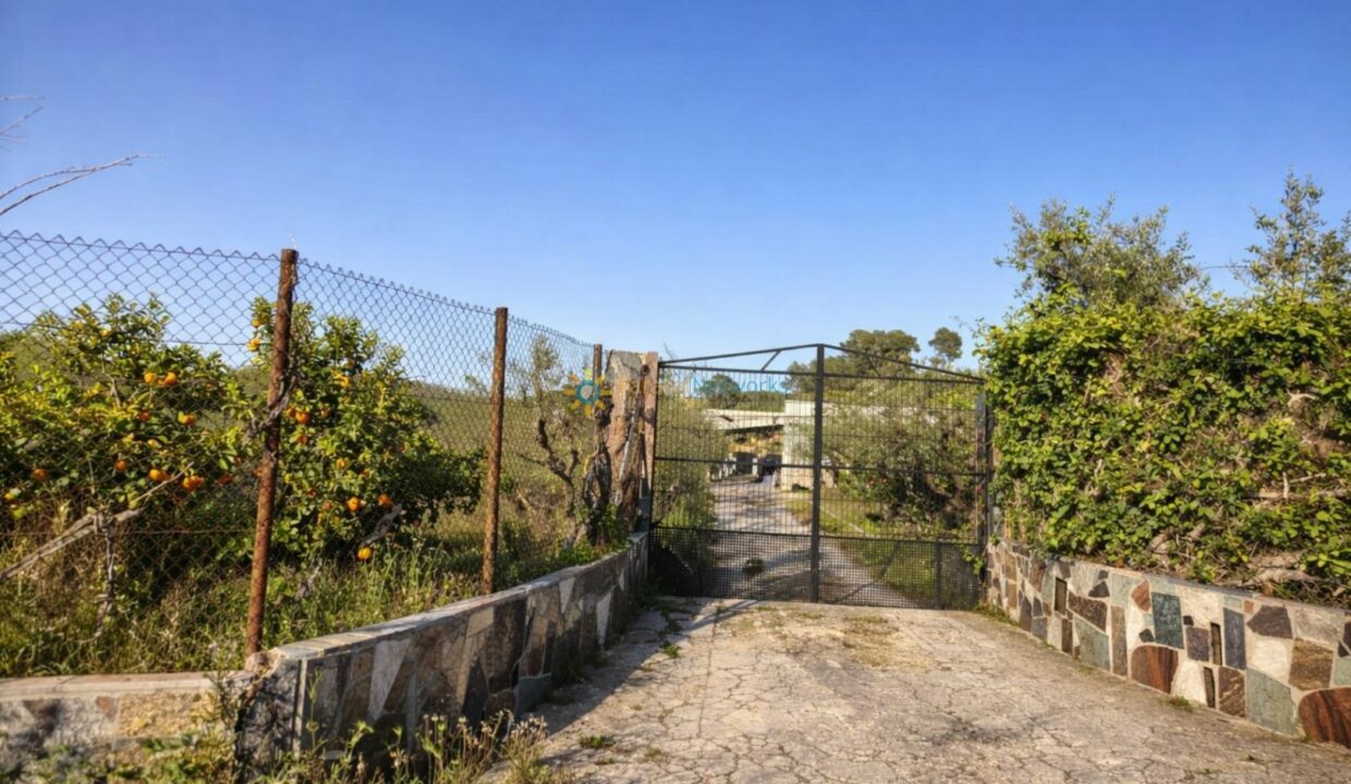 Entrada a la propiedad rural deshabitada