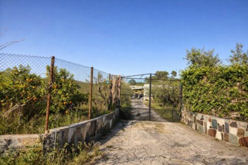 Entrada a la propiedad rural deshabitada