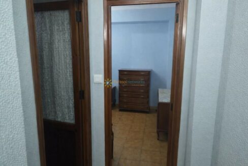 Entrada a una habitación colorida