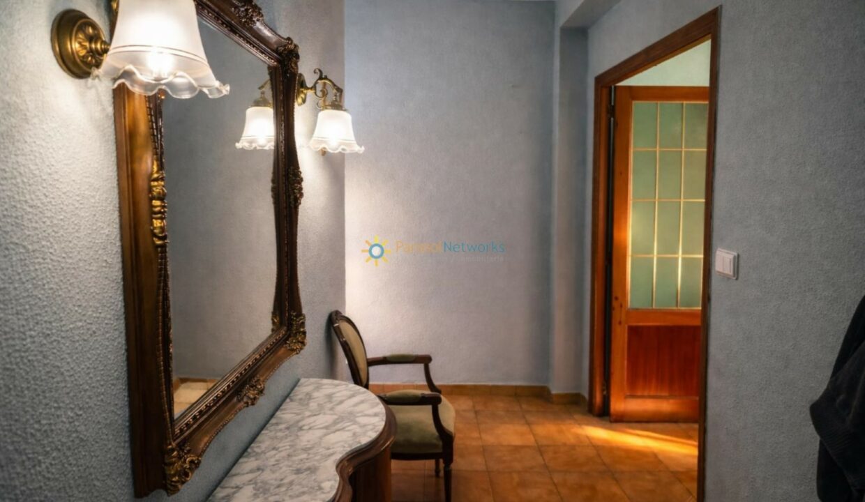 Entrada elegante con espejo ornamentado