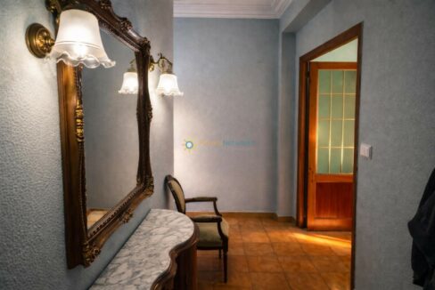 Entrada elegante con espejo ornamentado