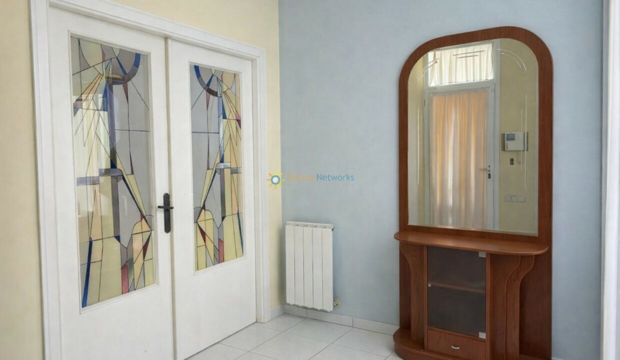 Entrada elegante con puertas de cristal(2)