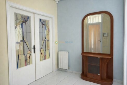 Entrada elegante con puertas de cristal(2)