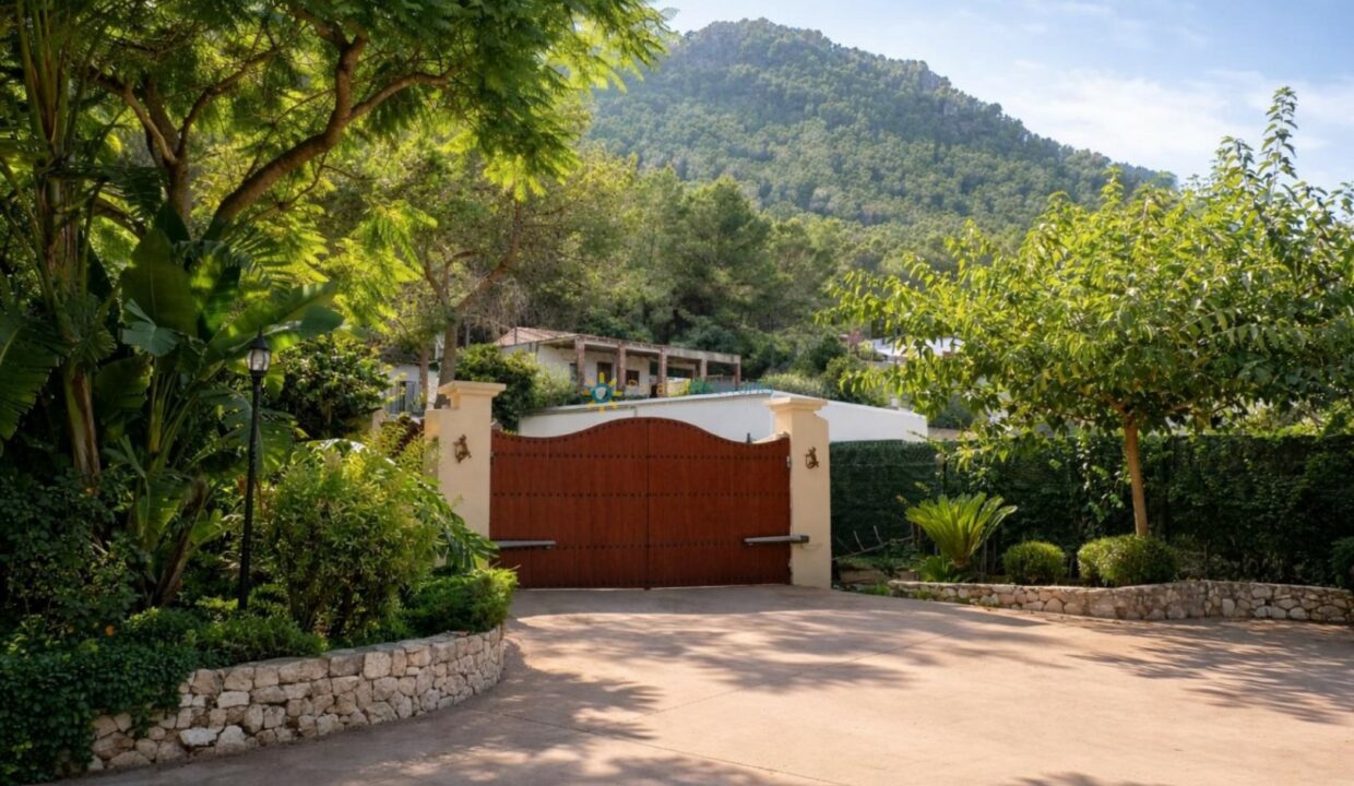 Entrada elegante de villa mediterránea