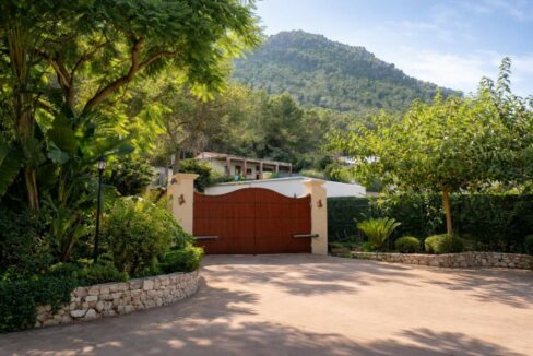 Entrada elegante de villa mediterránea