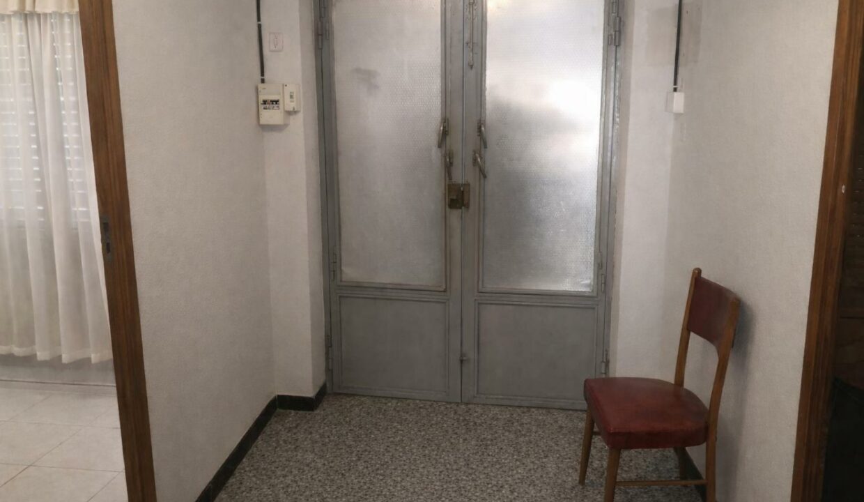 Entrada vintage con silla roja