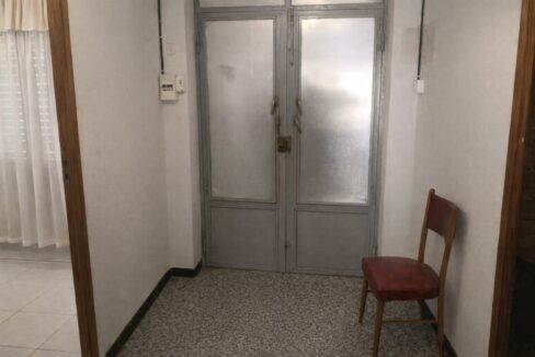 Entrada vintage con silla roja