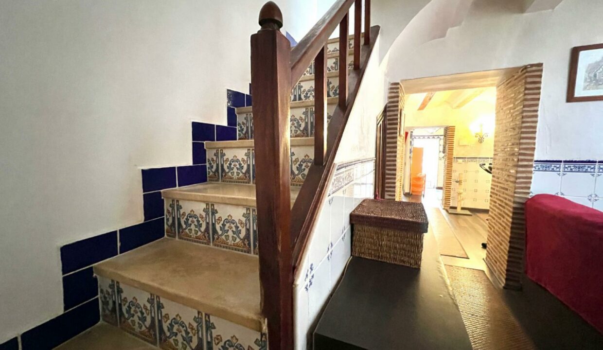 Escalera a la cocina tradicional española(5)