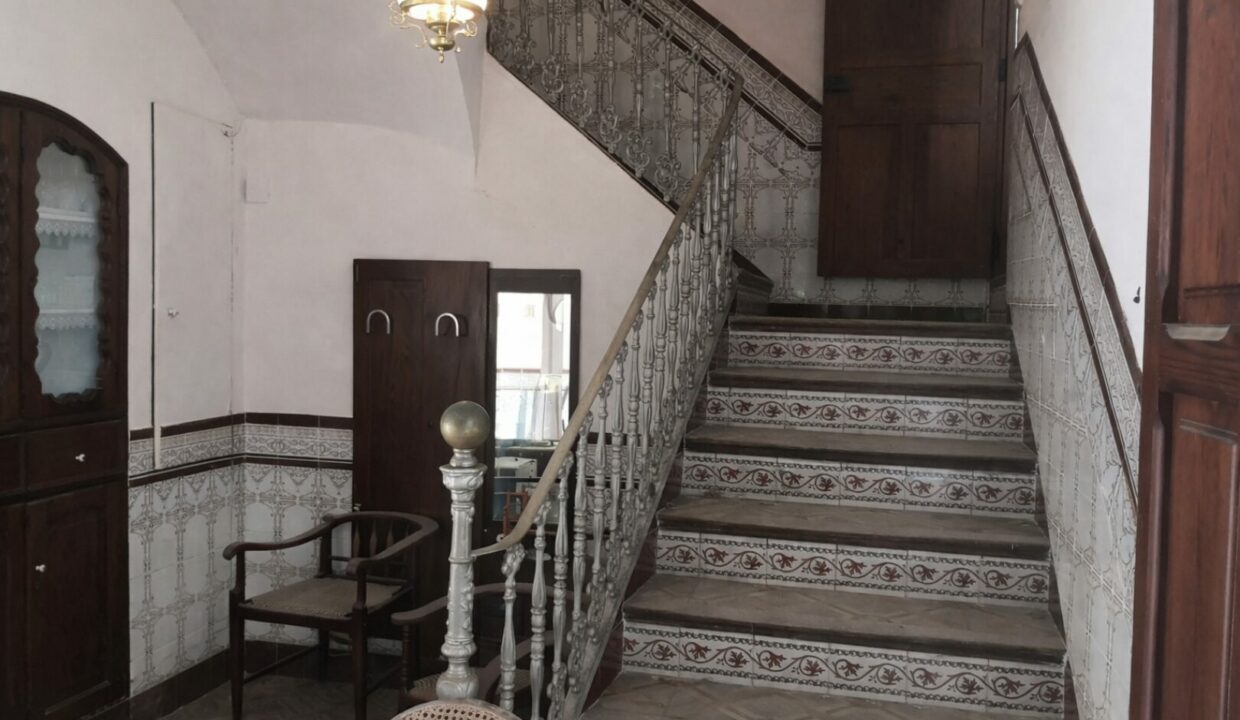 Escalera clásica con detalles ornamentales