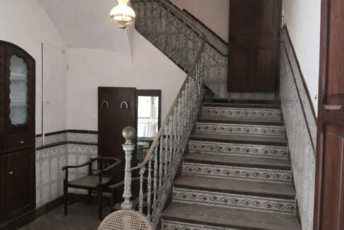 Escalera clásica con detalles ornamentales