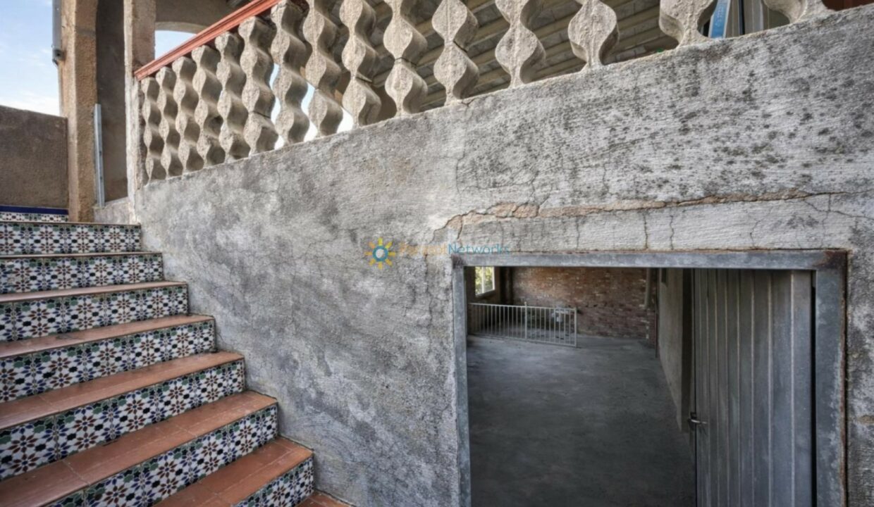 Escalera colorida a un sótano inacabado