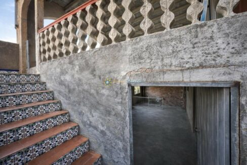 Escalera colorida a un sótano inacabado