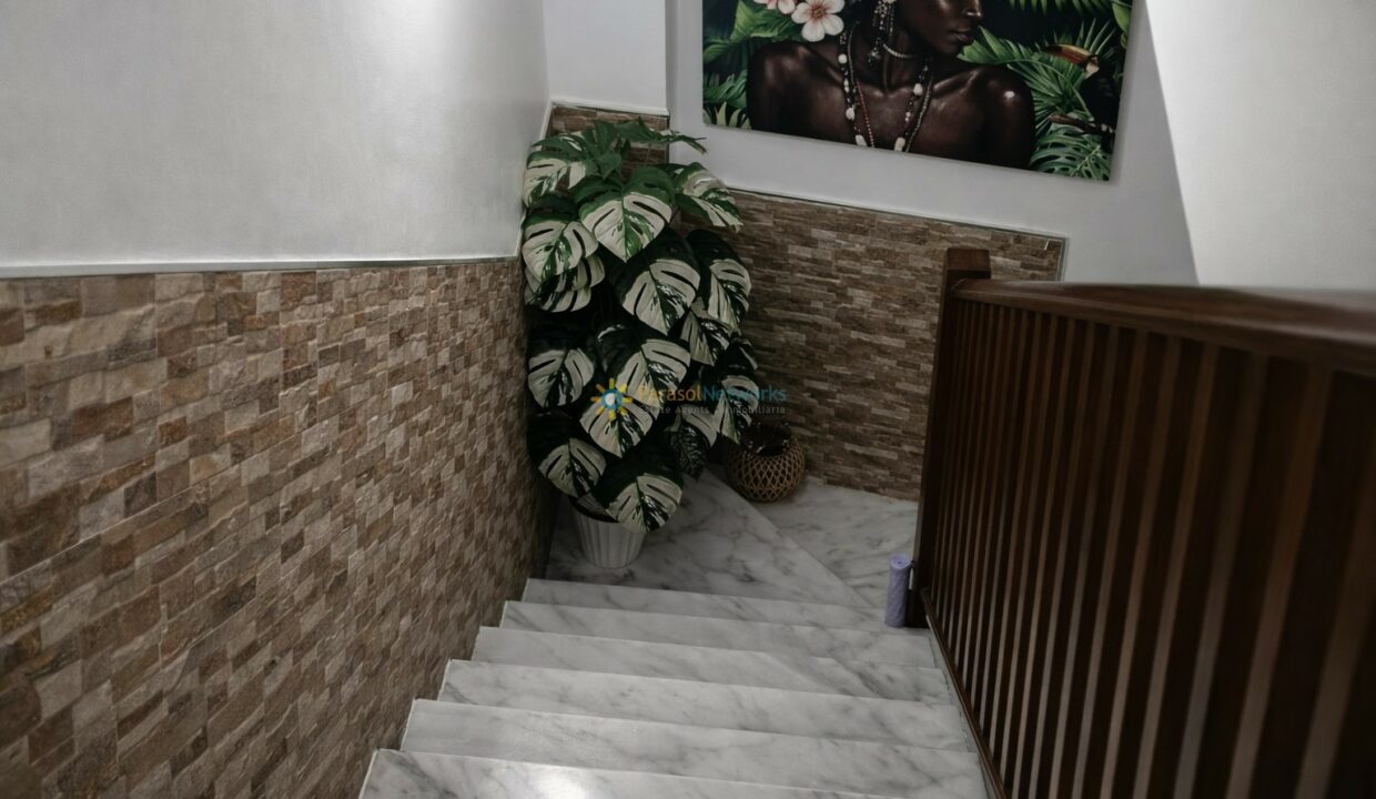 Escalera con detalles de decoración moderna