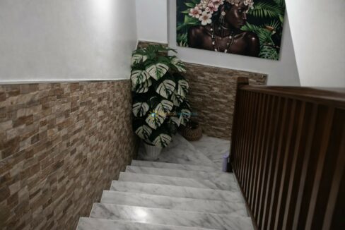 Escalera con detalles de decoración moderna