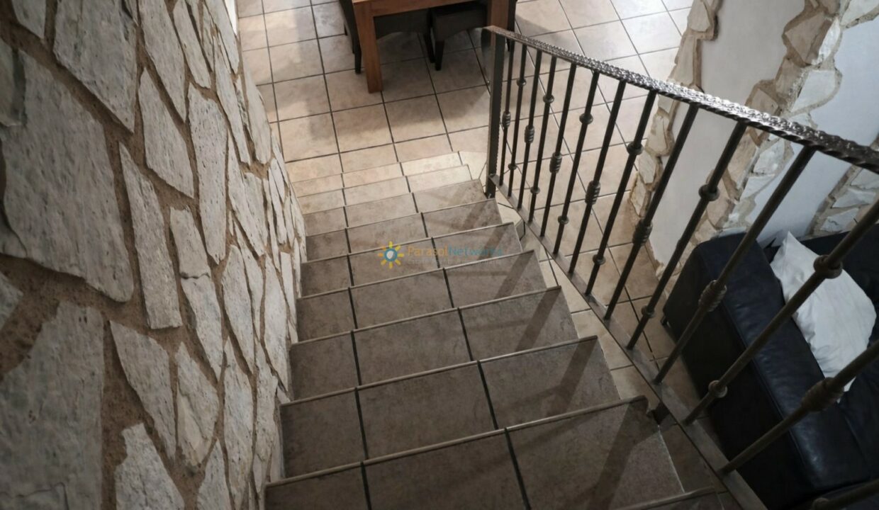 Escalera con detalles de piedra y madera