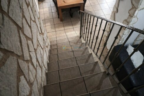 Escalera con detalles de piedra y madera