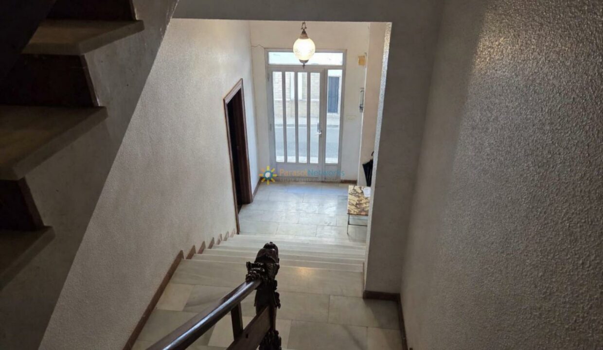 Escalera con detalles ornamentales y puerta de entrada