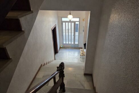 Escalera con detalles ornamentales y puerta de entrada