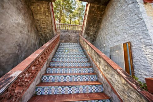 Escalera con mosaicos hacia el sol