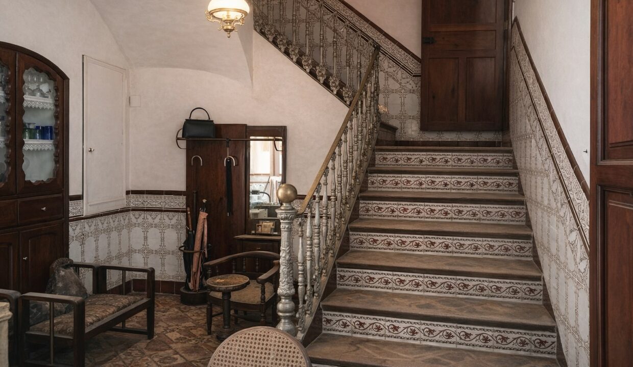 Escalera de azulejos y muebles antiguos