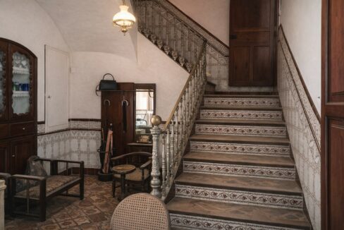 Escalera de azulejos y muebles antiguos