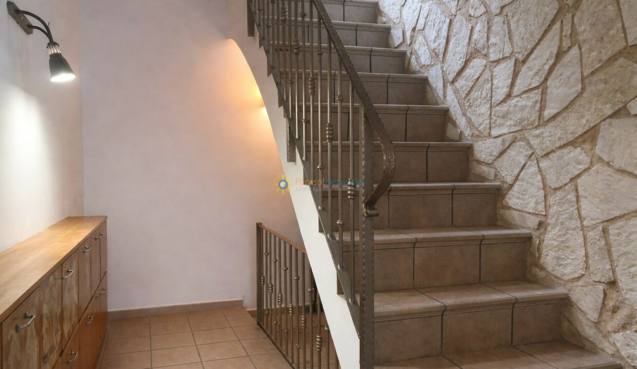 Escalera de cerámica en casa mediterránea