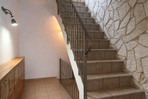 Escalera de cerámica en casa mediterránea