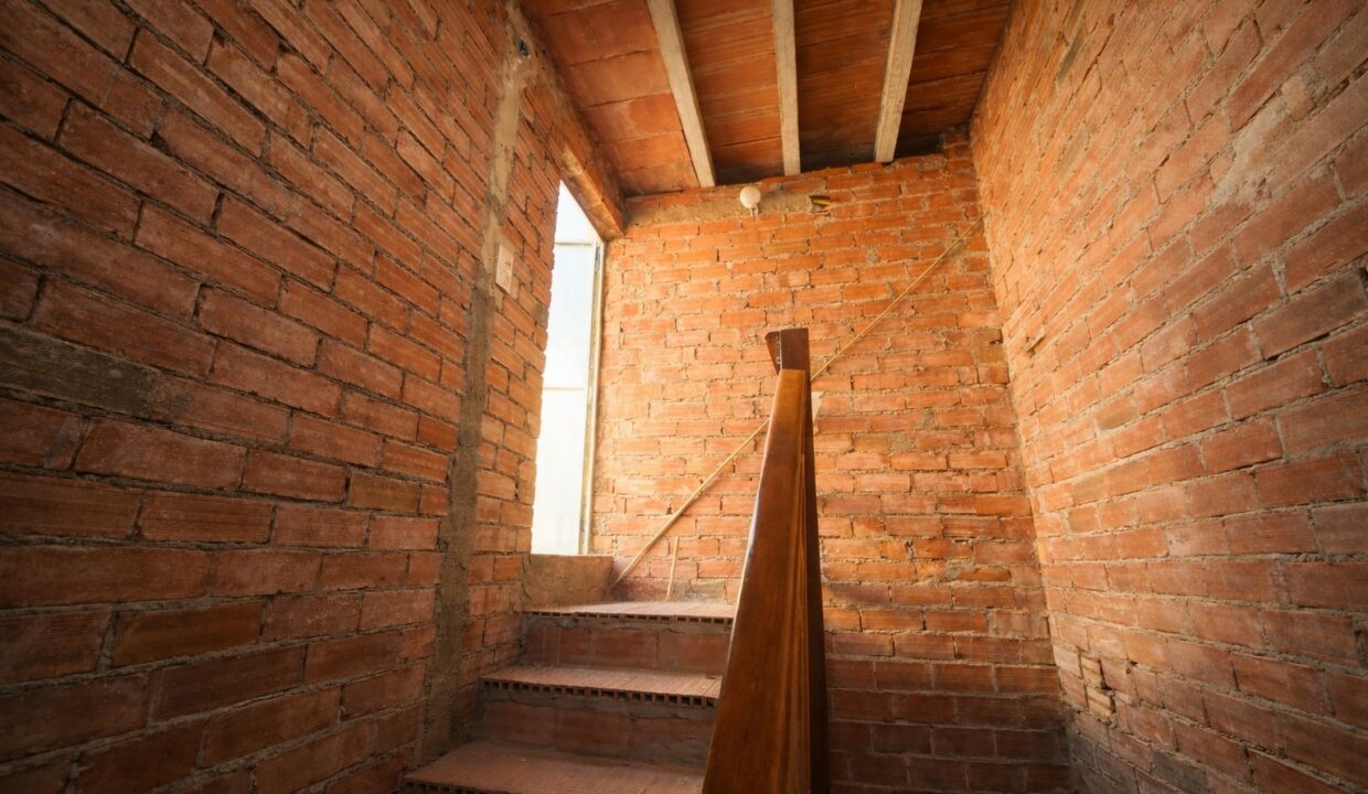 Escalera de ladrillo en construcción