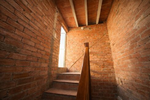 Escalera de ladrillo en construcción