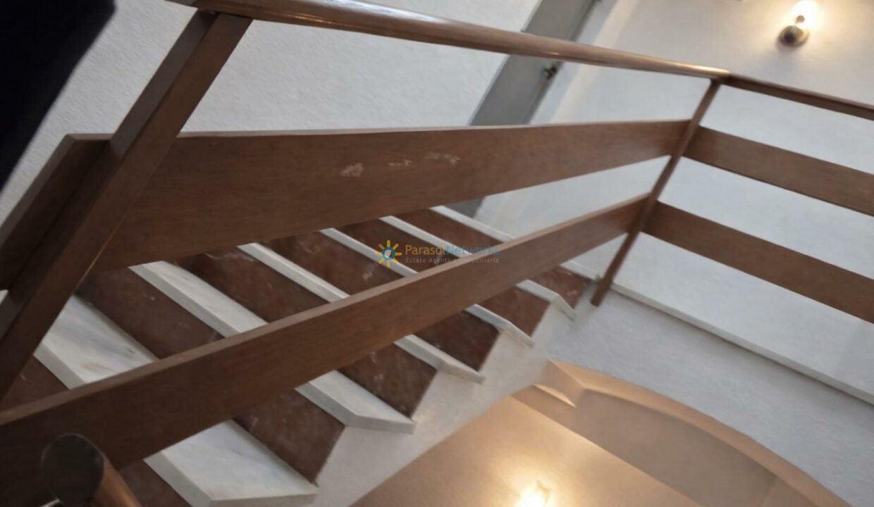 Escalera de madera con luz cálida