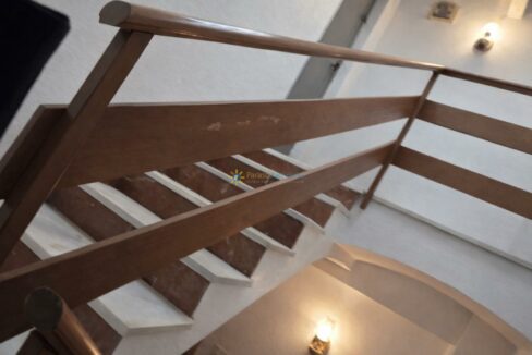 Escalera de madera con luz cálida