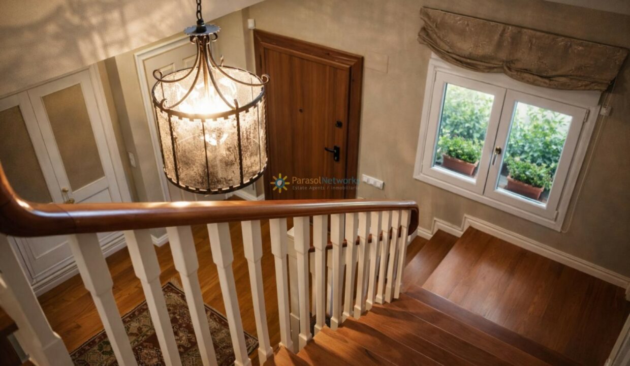 Escalera de madera y lámpara elegante